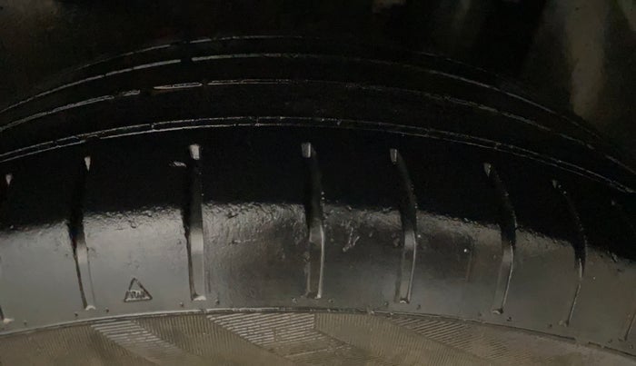 2021 Maruti Swift LXI, CNG, Manual, 92,464 km, Left Rear Tyre Tread