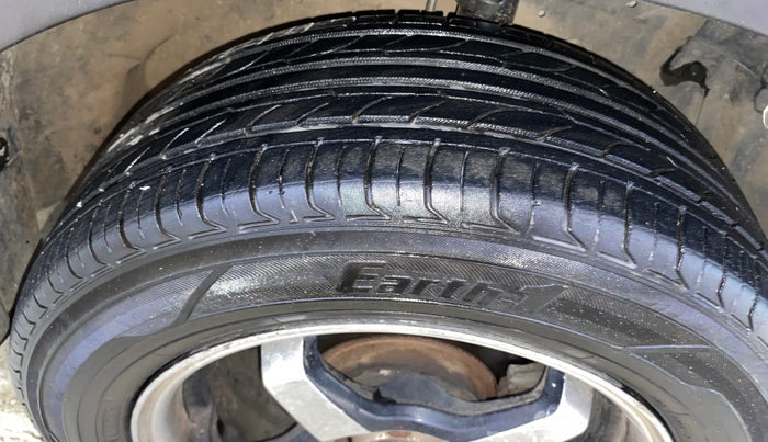 2016 Maruti Swift LXI, Petrol, Manual, 70,923 km, Right Front Tyre Tread