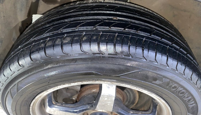 2016 Maruti Swift LXI, Petrol, Manual, 70,923 km, Left Front Tyre Tread