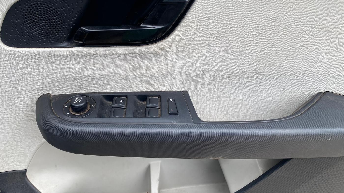 2022 Tata ALTROZ XT PETROL, Petrol, Manual, 34,731 km, Driver Side Door Panels Control