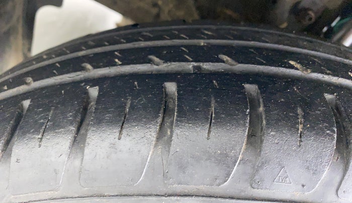 2018 Maruti Swift VXI D, Petrol, Manual, 48,809 km, Left Front Tyre Tread