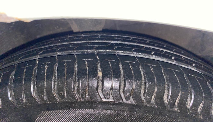 2013 Hyundai i10 SPORTZ 1.2, Petrol, Manual, 38,774 km, Right Front Tyre Tread