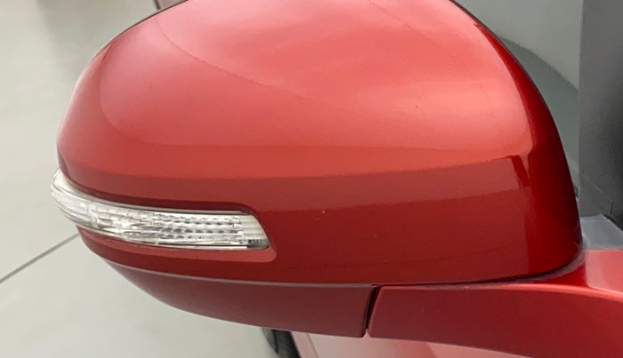 2014 Maruti Swift VXI, Petrol, Manual, 88,051 km, Right rear-view mirror - Indicator light has minor damage