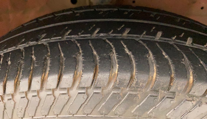 2014 Maruti Swift VXI, Petrol, Manual, 88,051 km, Right Front Tyre Tread