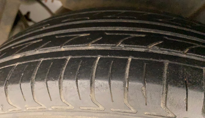 2014 Maruti Swift VXI, Petrol, Manual, 88,051 km, Left Rear Tyre Tread