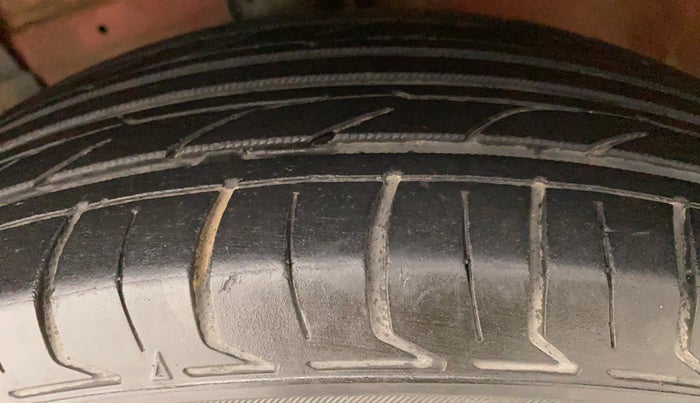 2014 Maruti Swift VXI, Petrol, Manual, 88,051 km, Left Front Tyre Tread