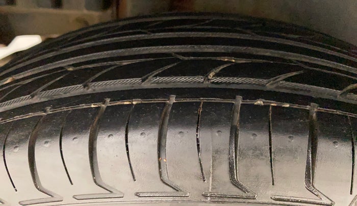 2014 Maruti Swift VXI, Petrol, Manual, 88,051 km, Right Rear Tyre Tread