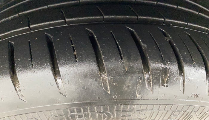 2018 Ford Ecosport TITANIUM 1.5L SIGNATURE EDITION (SUNROOF) DIESEL, Diesel, Manual, 1,29,502 km, Left Front Tyre Tread