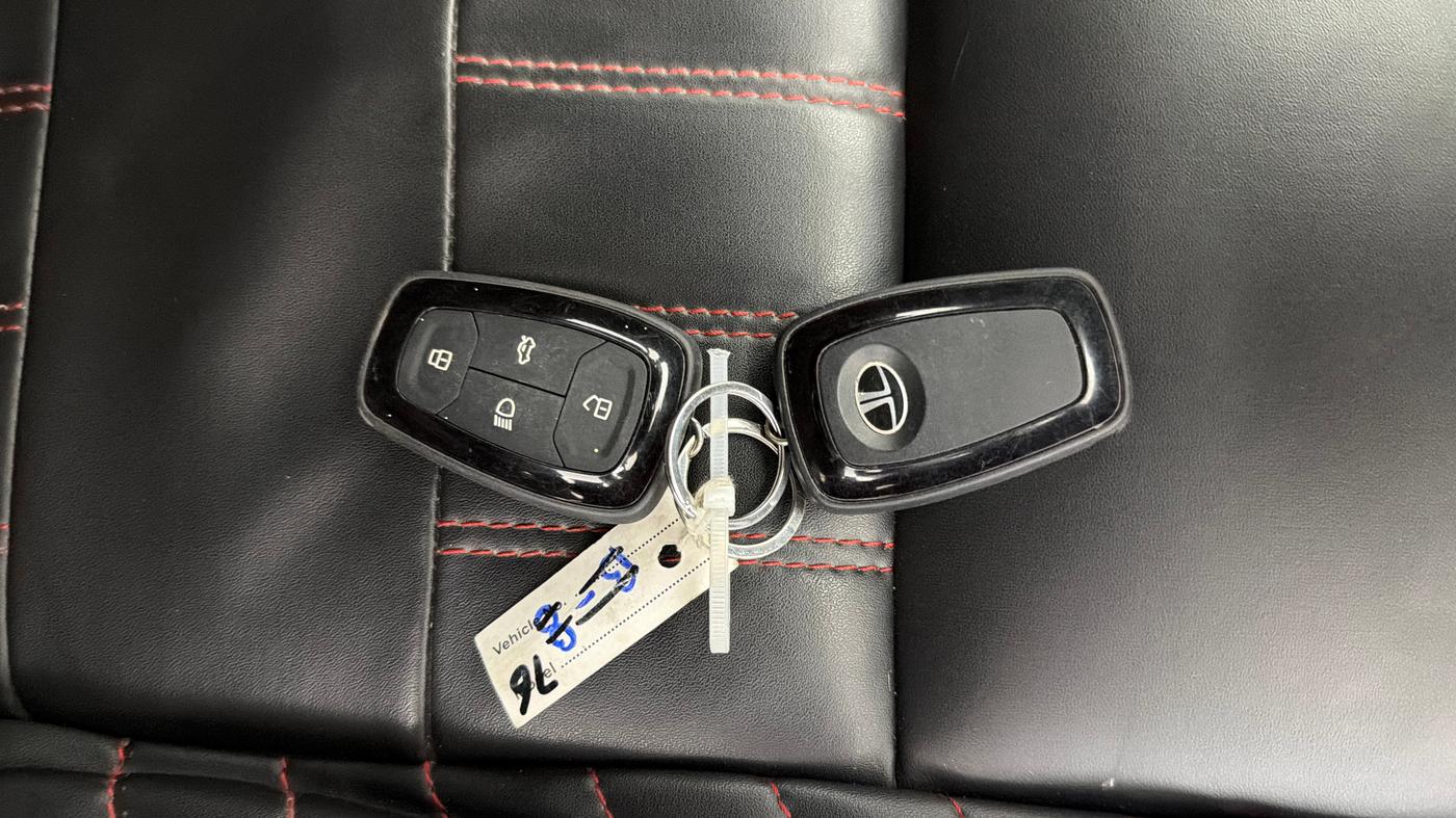 2024 Tata ALTROZ XZ + SUNROOF, Petrol, Manual, 21,970 km, Key Close Up