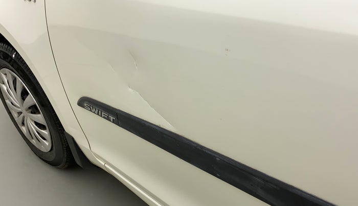 2014 Maruti Swift VXI, Petrol, Manual, 19,335 km, Front passenger door - Slightly dented