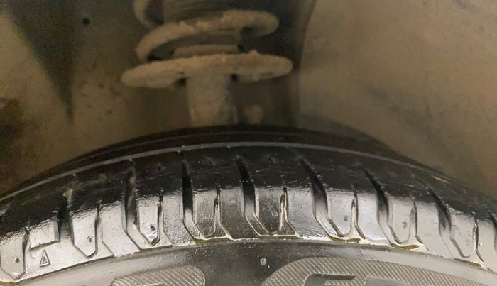 2018 Maruti Dzire ZDI, Diesel, Manual, 42,424 km, Right Front Tyre Tread
