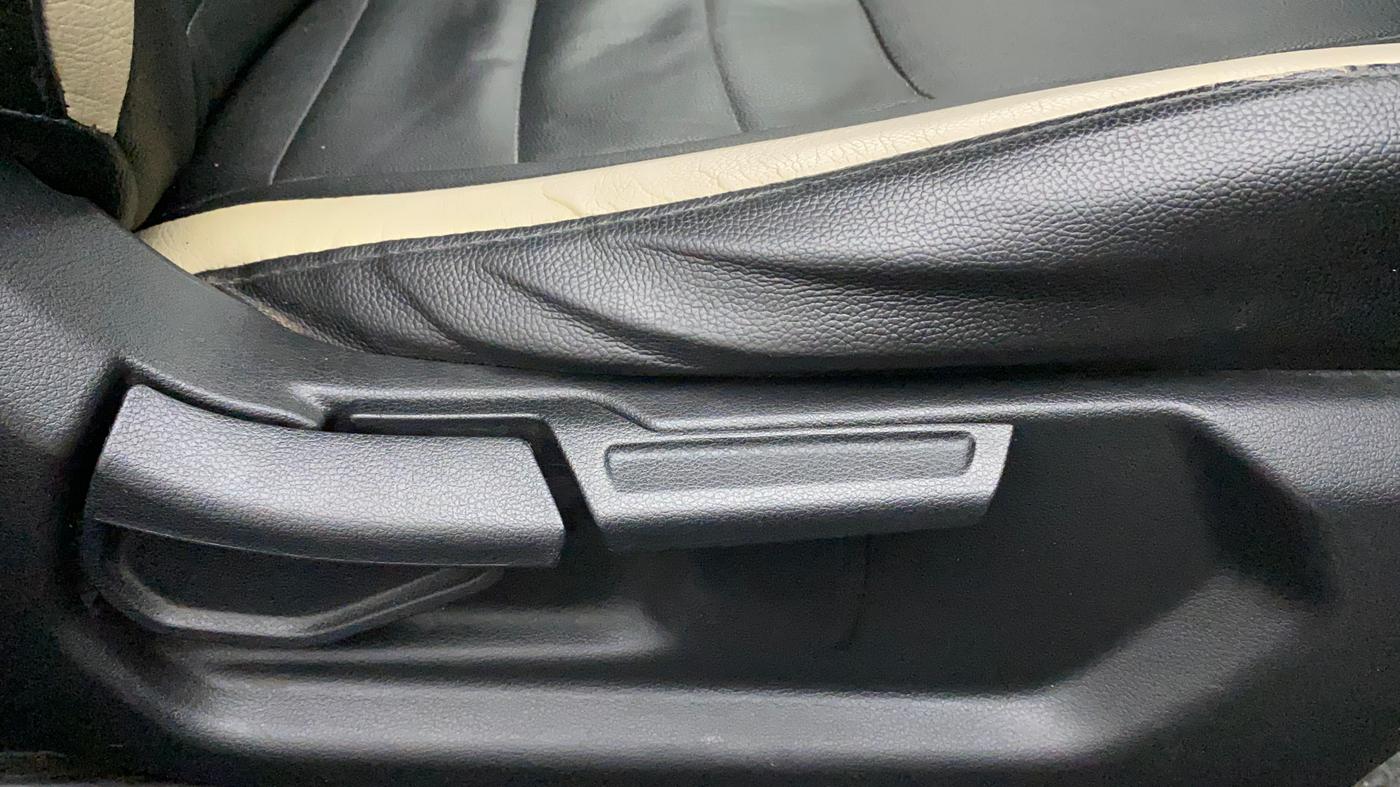 2019 Hyundai VENUE SX PLUS 1.0 TURBO DCT, Petrol, Automatic, 60,431 km, Driver Side Adjustment Panel