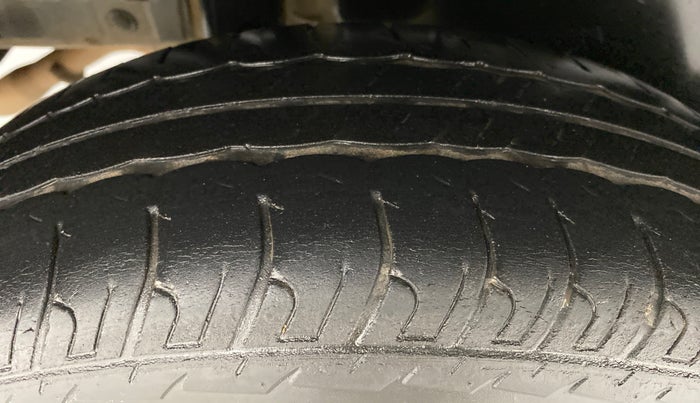 2017 Maruti Swift VXI OPT, Petrol, Manual, 61,467 km, Right Rear Tyre Tread