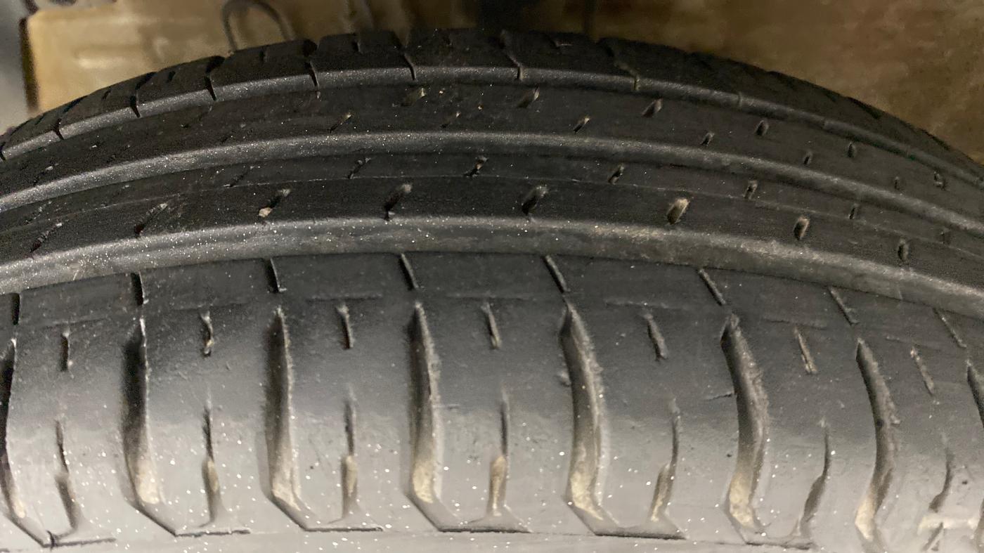 2017 Maruti Swift VXI OPT, Petrol, Manual, 61,467 km, Left Front Tyre Tread