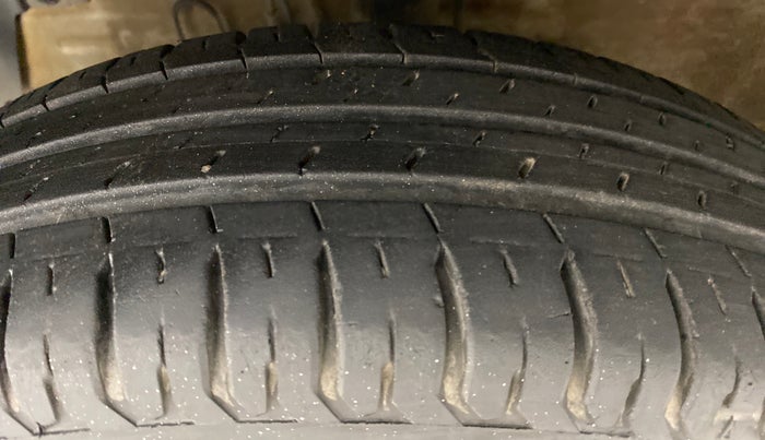 2017 Maruti Swift VXI OPT, Petrol, Manual, 61,467 km, Left Front Tyre Tread