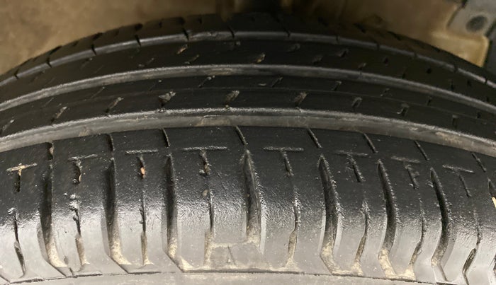 2017 Maruti Swift VXI OPT, Petrol, Manual, 61,467 km, Right Front Tyre Tread