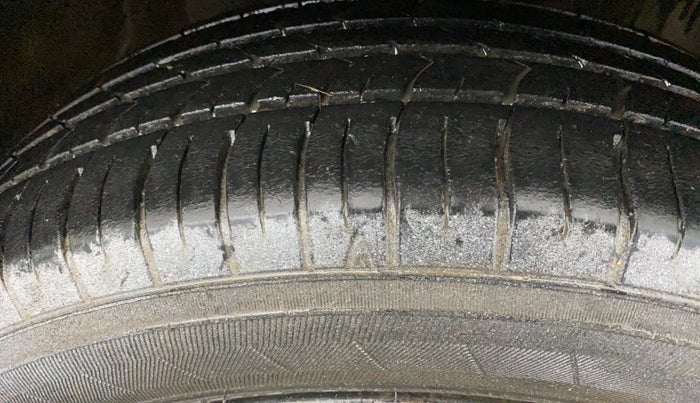 2015 Honda Amaze 1.2L I-VTEC S, CNG, Manual, 90,621 km, Right Front Tyre Tread