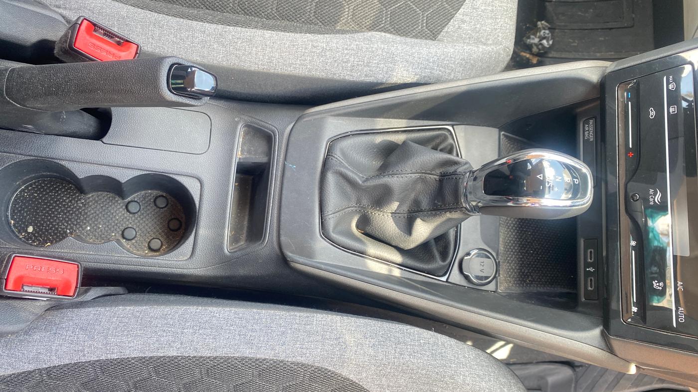 2025 Skoda Kylaq Signature Plus AT, Petrol, Automatic, 3,899 km, Gear Lever