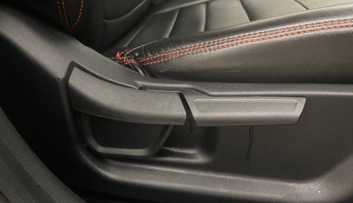 2022 Hyundai NEW I20 SPORTZ 1.2 MT, Petrol, Manual, 29,005 km, Driver Side Adjustment Panel