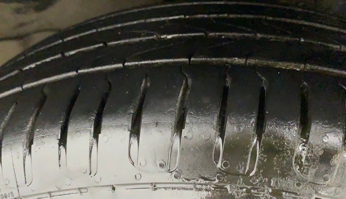 2014 Toyota Corolla Altis G AT PETROL, Petrol, Automatic, 77,470 km, Left Front Tyre Tread
