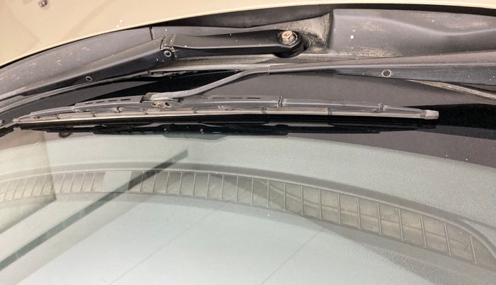2016 Maruti Ciaz ZXI+ AT, CNG, Automatic, 87,335 km, Front windshield - Rubber blade broken or missing