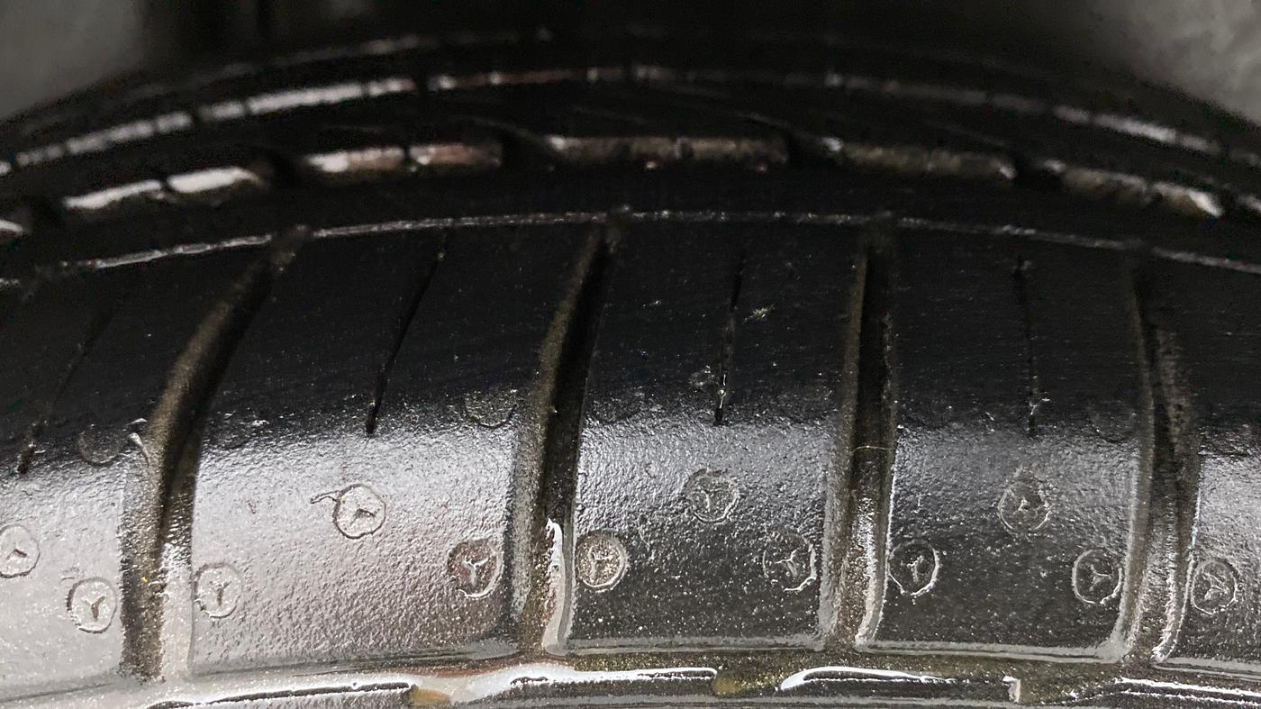 2016 Maruti Ciaz ZXI+ AT, CNG, Automatic, 87,335 km, Right Rear Tyre Tread