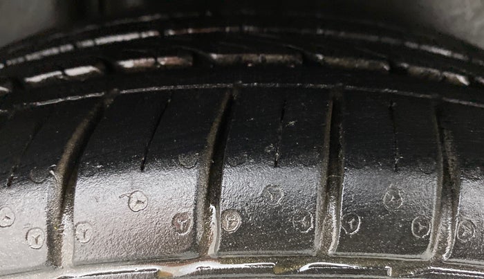 2016 Maruti Ciaz ZXI+ AT, CNG, Automatic, 87,335 km, Right Rear Tyre Tread