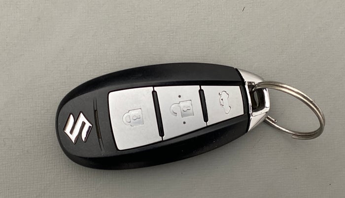 2016 Maruti Ciaz ZXI+ AT, CNG, Automatic, 87,335 km, Lock system - Keyless sensor not working