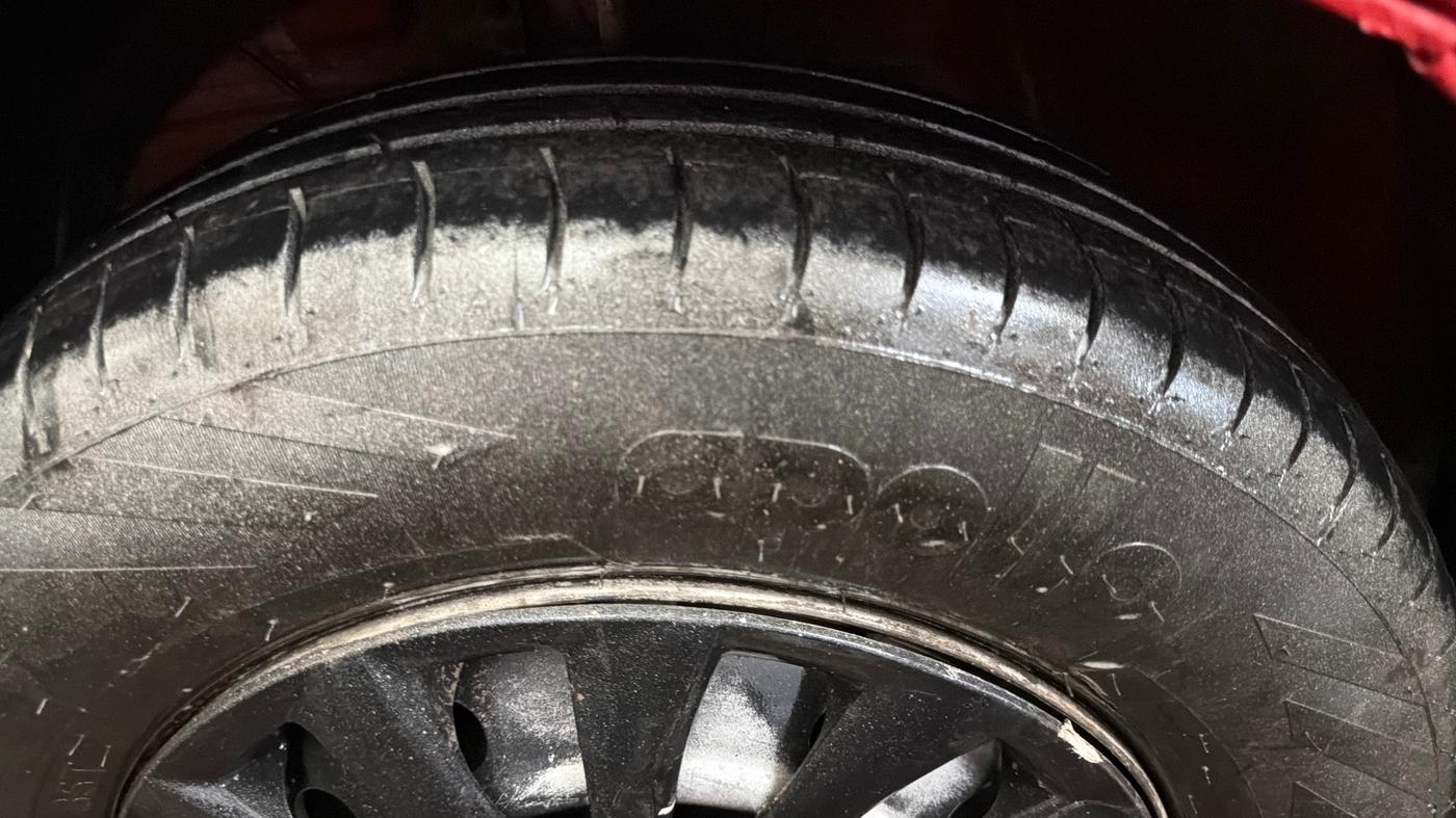 2020 Maruti Swift LXI, Petrol, Manual, 32,975 km, Left Front Tyre Tread