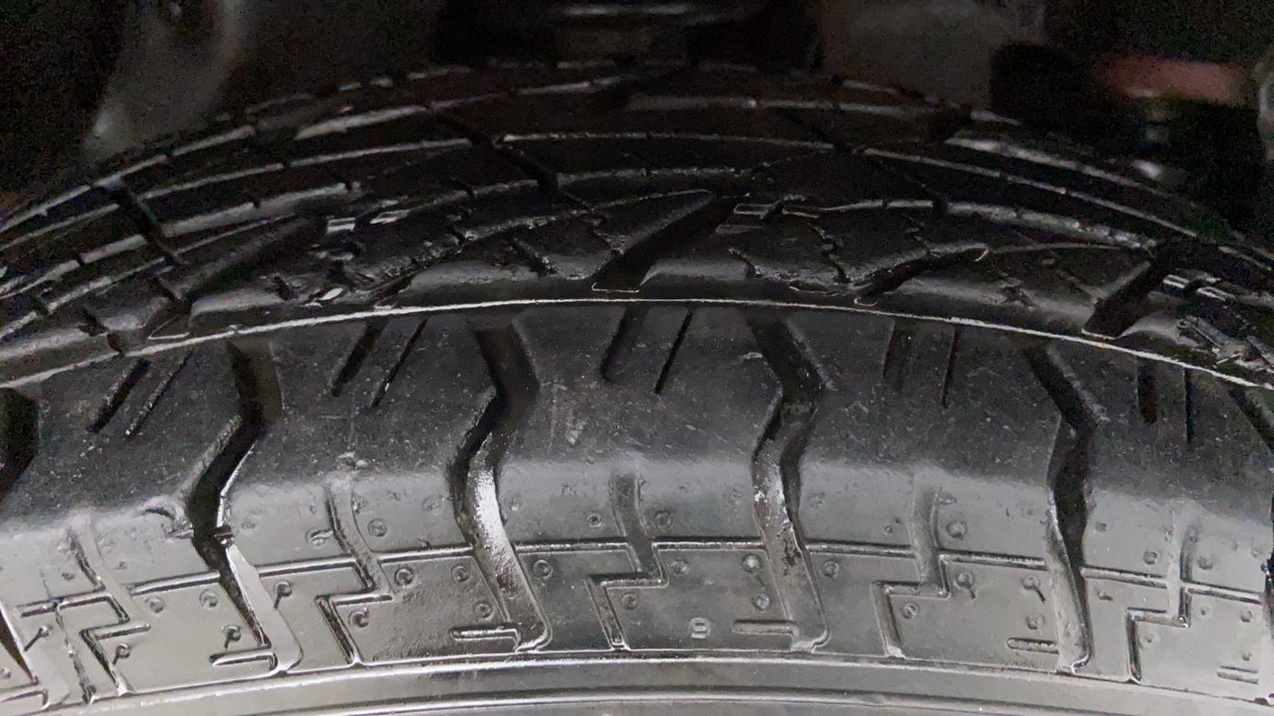 2016 Mahindra TUV300 T8, Diesel, Manual, 61,756 km, Right Front Tyre Tread