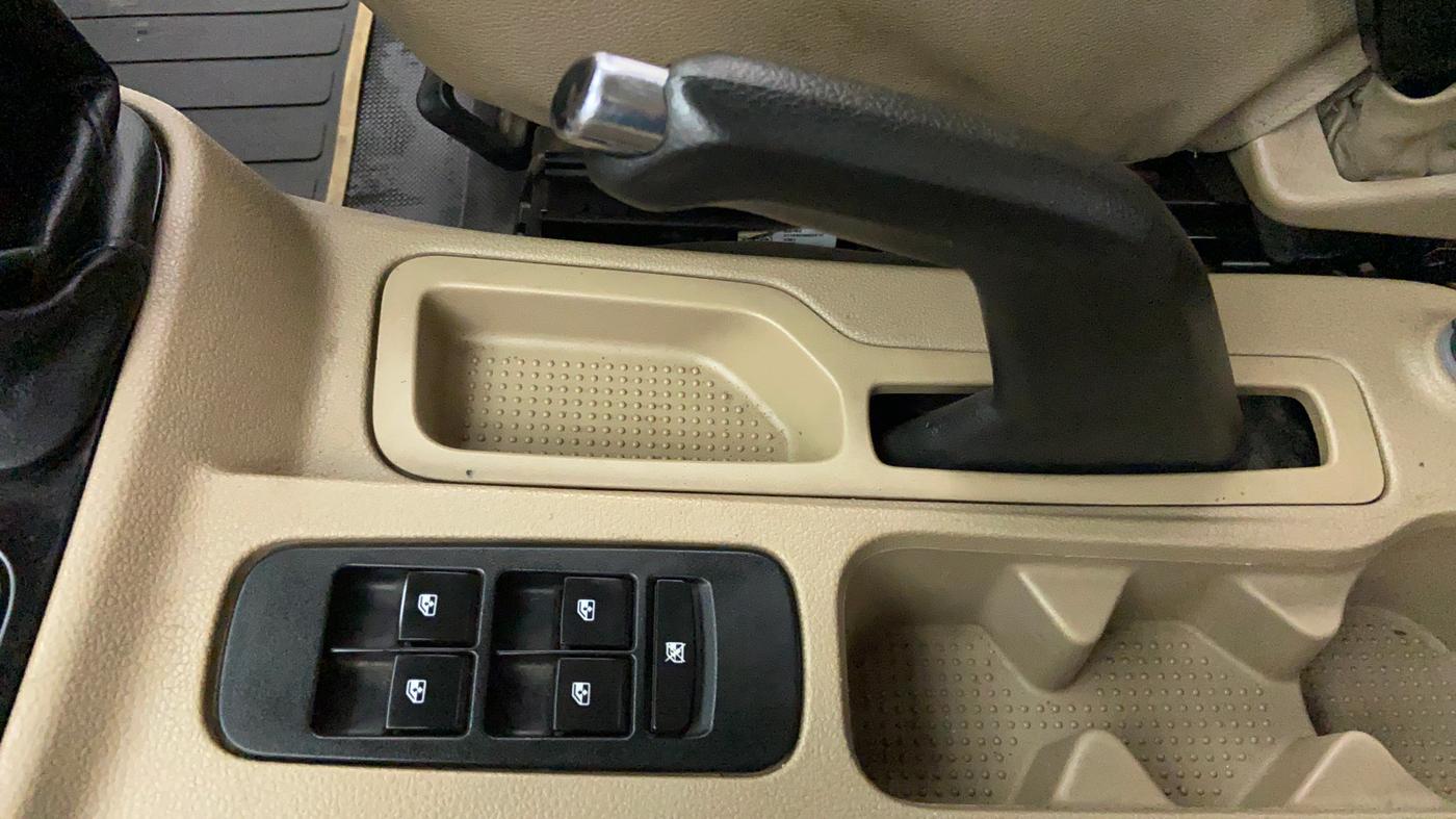 2016 Mahindra TUV300 T8, Diesel, Manual, 61,756 km, Driver Side Door Panels Control