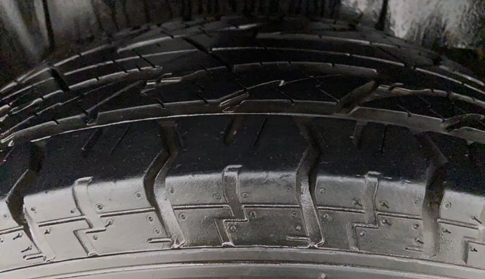 2016 Mahindra TUV300 T8, Diesel, Manual, 61,756 km, Right Rear Tyre Tread