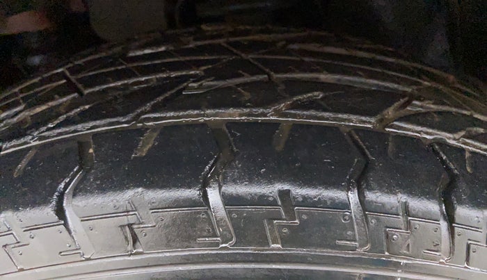 2016 Mahindra TUV300 T8, Diesel, Manual, 61,756 km, Left Front Tyre Tread