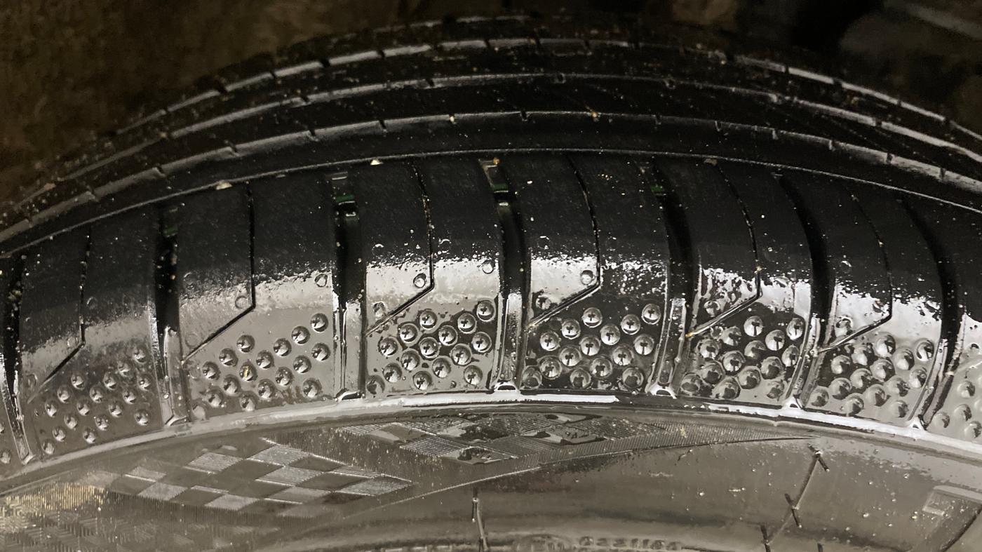 2022 Tata PUNCH ACCOMPLISHED AMT, Petrol, Automatic, 67,675 km, Right Front Tyre Tread