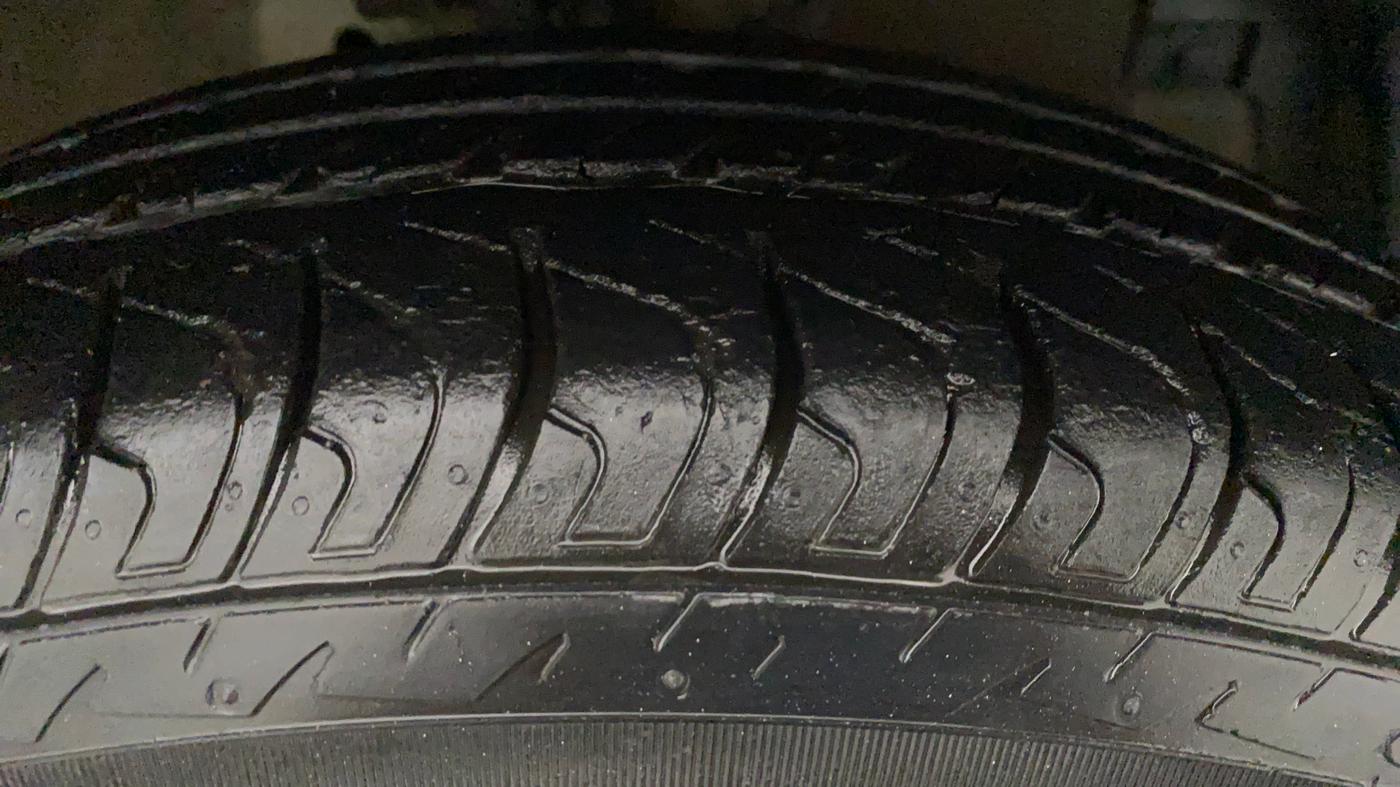 2016 Maruti Swift Dzire VXI AT, Petrol, Automatic, 39,700 km, Right Front Tyre Tread