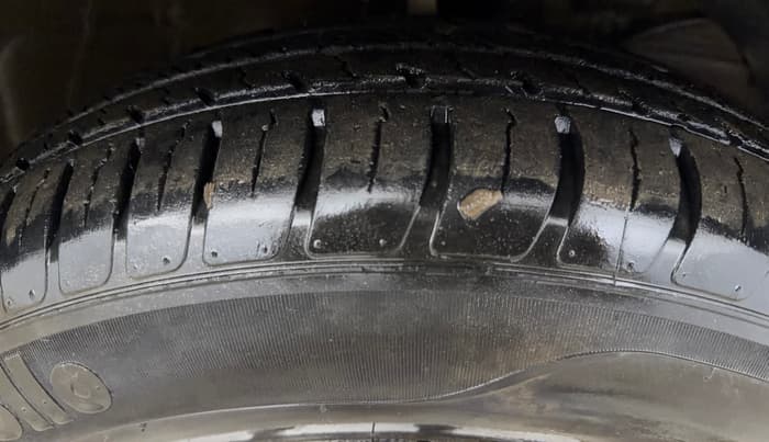2021 Maruti Swift VXI, Petrol, Manual, 28,983 km, Right Front Tyre Tread