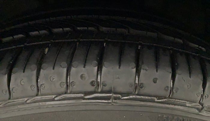 2018 Volkswagen Ameo HIGHLINE PLUS 1.5L AT 16 ALLOY, Diesel, Automatic, 85,697 km, Right Front Tyre Tread