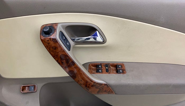 2015 Skoda Rapid AMBITION 1.6 MPI MT, Petrol, Manual, 86,889 km, Driver Side Door Panels Control