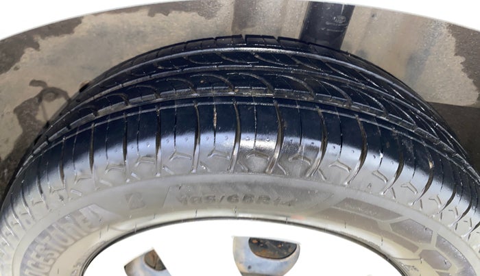 2015 Skoda Rapid AMBITION 1.6 MPI MT, Petrol, Manual, 86,889 km, Left Rear Tyre Tread