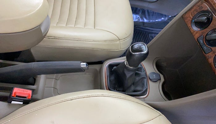 2015 Skoda Rapid AMBITION 1.6 MPI MT, Petrol, Manual, 86,889 km, Gear Lever