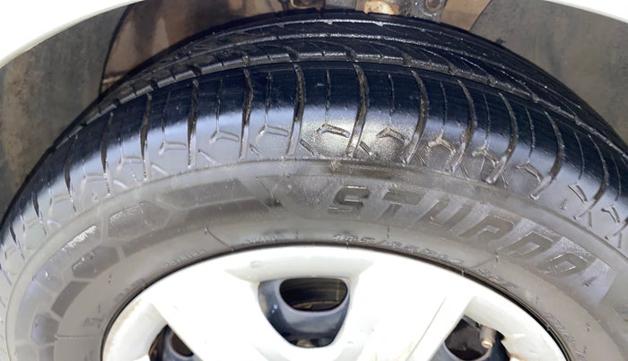 2015 Skoda Rapid AMBITION 1.6 MPI MT, Petrol, Manual, 86,889 km, Right Front Tyre Tread