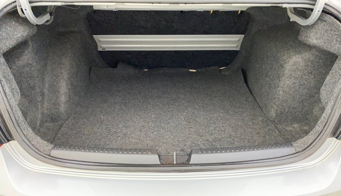 2015 Skoda Rapid AMBITION 1.6 MPI MT, Petrol, Manual, 86,889 km, Boot Inside