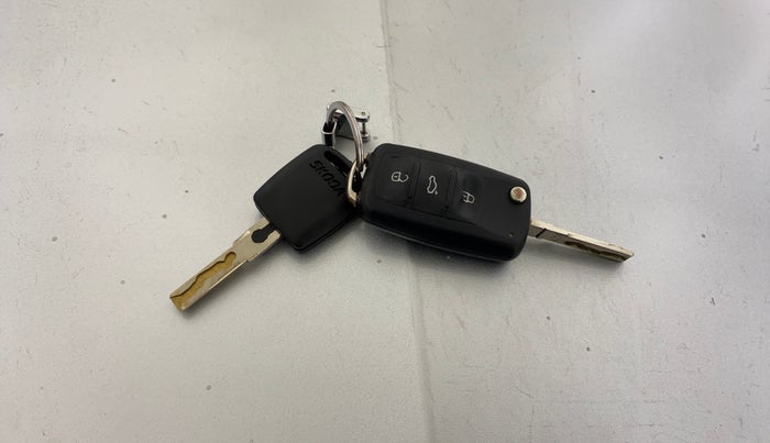 2015 Skoda Rapid AMBITION 1.6 MPI MT, Petrol, Manual, 86,889 km, Key Close Up