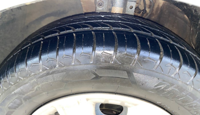 2015 Skoda Rapid AMBITION 1.6 MPI MT, Petrol, Manual, 86,889 km, Left Front Tyre Tread