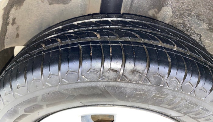 2015 Skoda Rapid AMBITION 1.6 MPI MT, Petrol, Manual, 86,889 km, Right Rear Tyre Tread