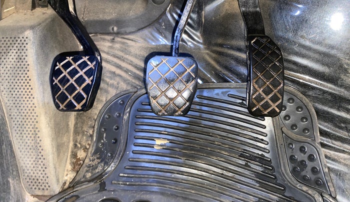 2015 Skoda Rapid AMBITION 1.6 MPI MT, Petrol, Manual, 86,889 km, Pedals