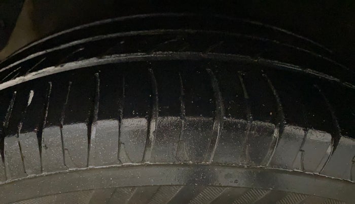 2014 Hyundai i20 SPORTZ 1.2, CNG, Manual, 63,655 km, Left Front Tyre Tread