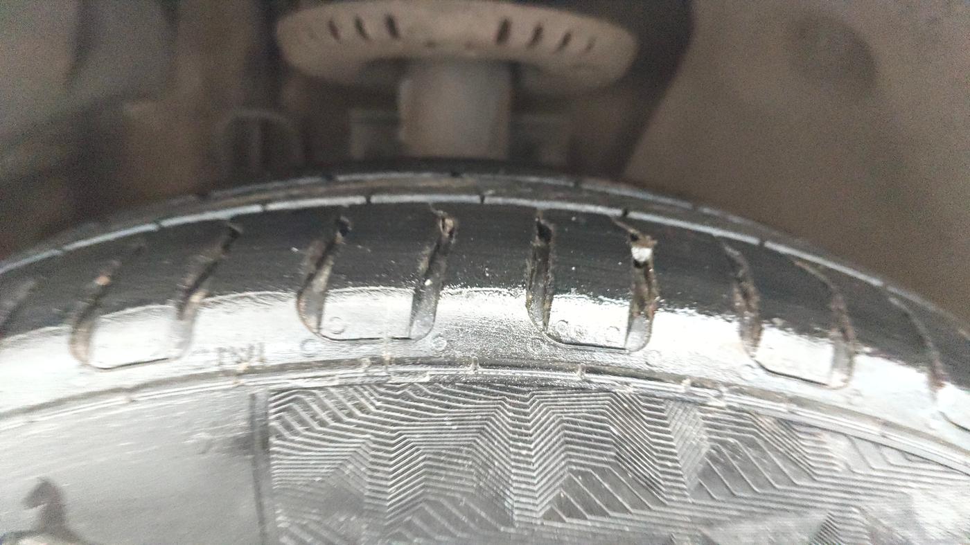 2015 Volkswagen Vento HIGHLINE PETROL AT, Petrol, Automatic, 60,126 km, Right Front Tyre Tread