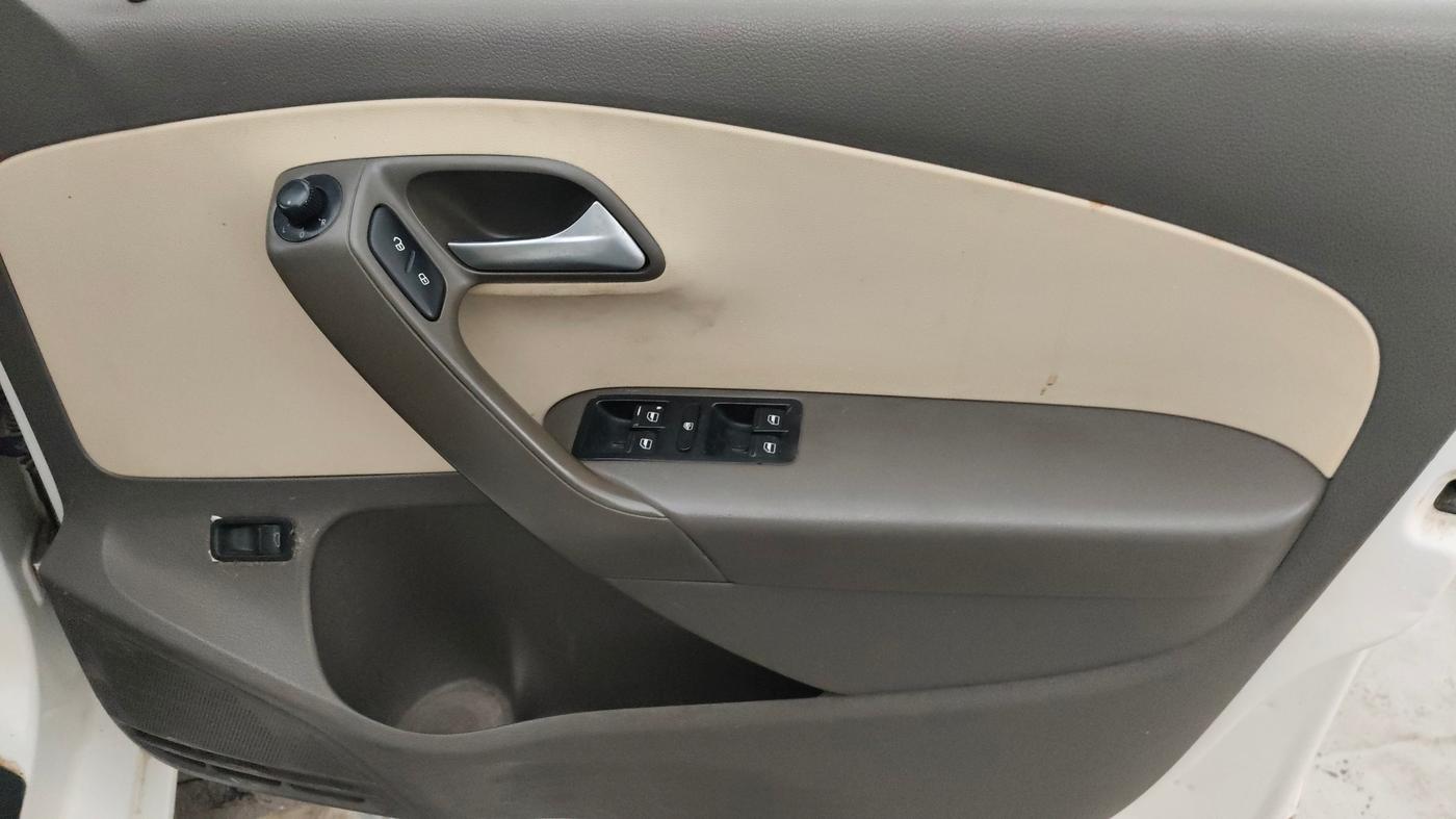 2015 Volkswagen Vento HIGHLINE PETROL AT, Petrol, Automatic, 60,126 km, Driver Side Door Panels Control