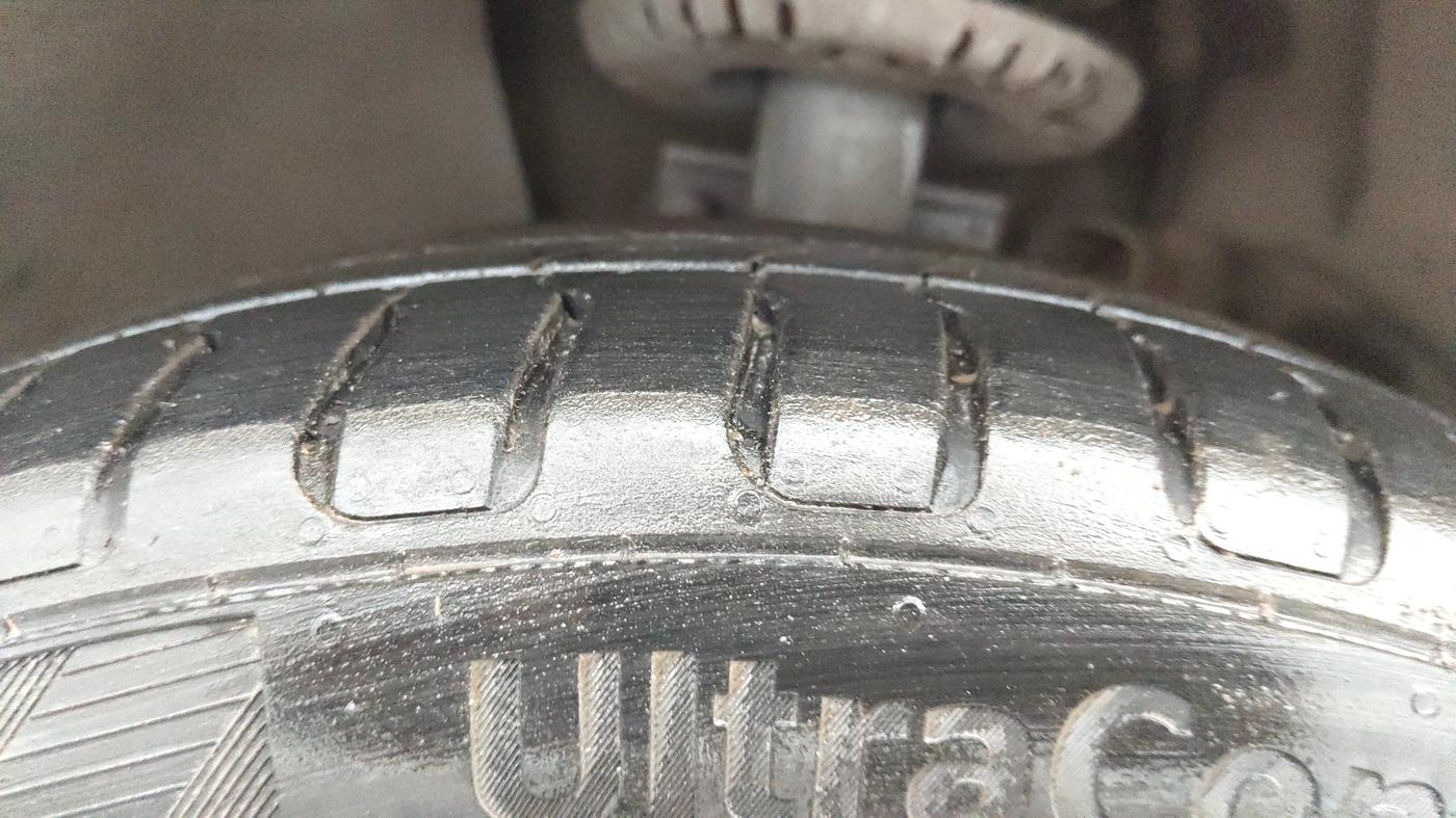 2015 Volkswagen Vento HIGHLINE PETROL AT, Petrol, Automatic, 60,126 km, Left Front Tyre Tread